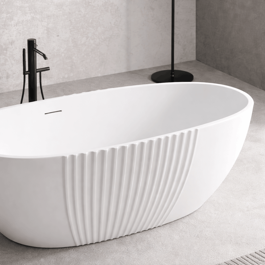 Bañera freestanding Madeira como pieza central de baño moderno en acrílico blanco minimalista