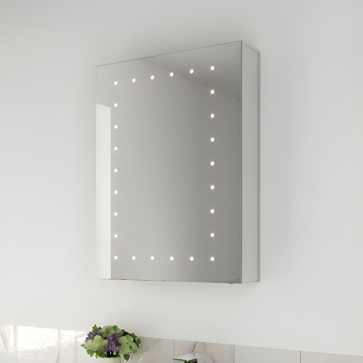 Diseño inteligente y almacenamiento eficiente. Botiquín LED con antiempañante y sensor táctil para un baño moderno. ¡Descubre Centauro ahora!
SKU: MC3550L