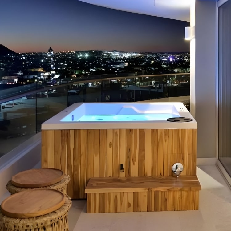 Spa de exterior compacto con hidromasaje, cromoterapia, calefacción y gabinete de teca. Disponible en Todo Para tu Baño. Solicita instalación.