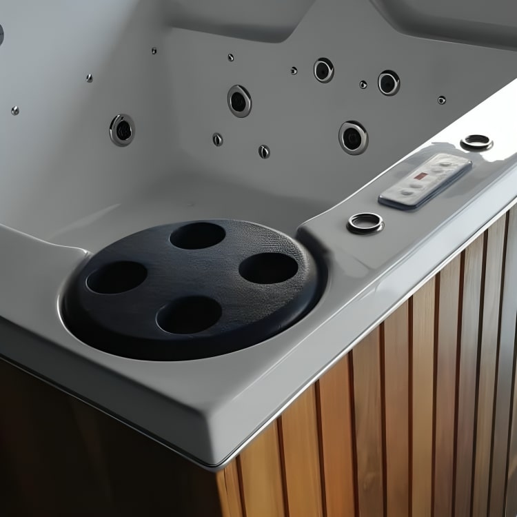 Spa de exterior compacto con hidromasaje, cromoterapia, calefacción y gabinete de teca. Disponible en Todo Para tu Baño. Solicita instalación.