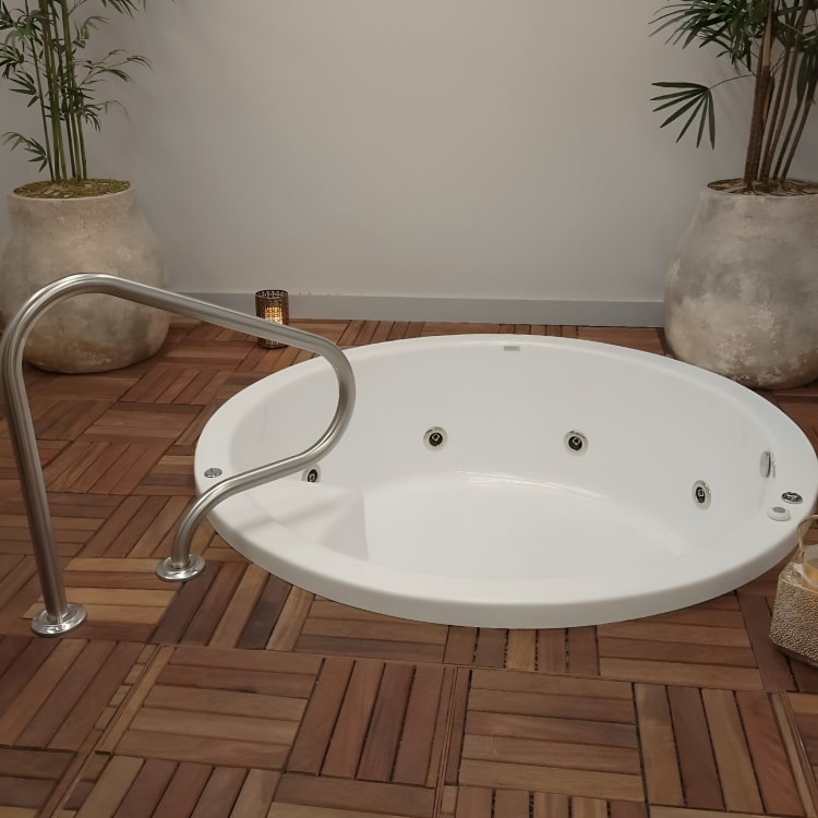 Tina empotrada doble redonda con 8 jets y motor de 2.5 HP. Disponible en 14 colores y lista para instalar. ¡Adquiérela en Todo Para tu Baño!