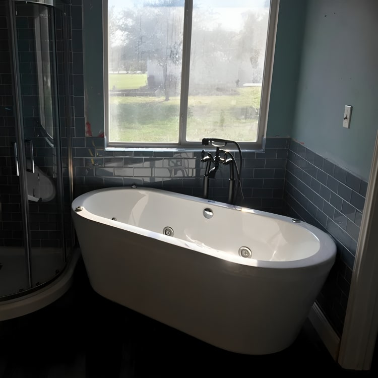 Bañera freestanding con hidromasaje para espacios pequeños. Diseño ovalado, jets terapéuticos, faldón perimetral. ¡Elige tu color ideal y relájate!