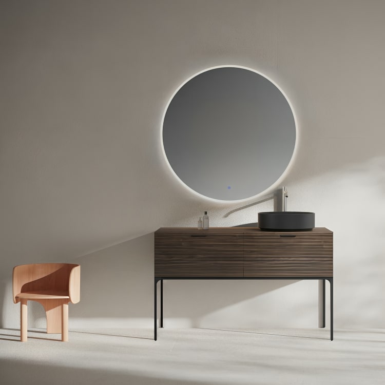 Mueble de baño Tintoretto
Diseño en color nogal, lavabo negro mate y materiales premium certificados. Sofisticación y funcionalidad para baños modernos.
KL810883-120