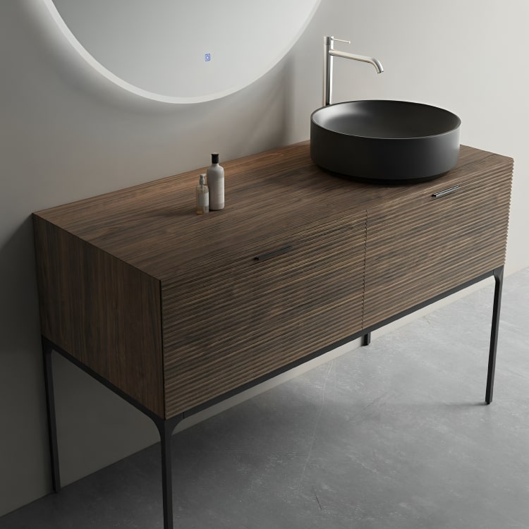Mueble de baño Tintoretto
Diseño en color nogal, lavabo negro mate y materiales premium certificados. Sofisticación y funcionalidad para baños modernos.
KL810883-120