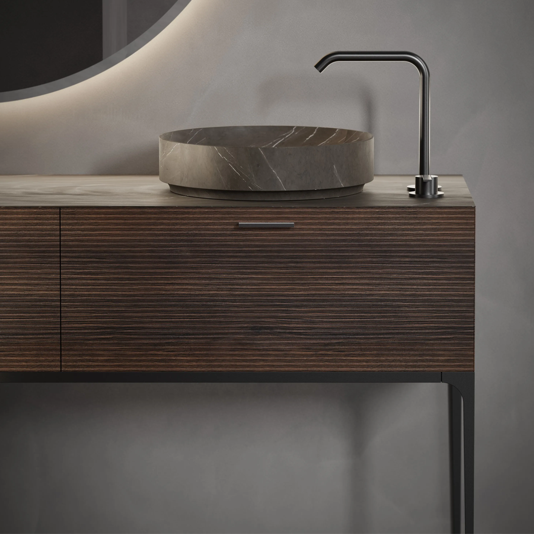 Mueble de baño Tintoretto
Diseño en color nogal, lavabo negro mate y materiales premium certificados. Sofisticación y funcionalidad para baños modernos.
KL810883-120