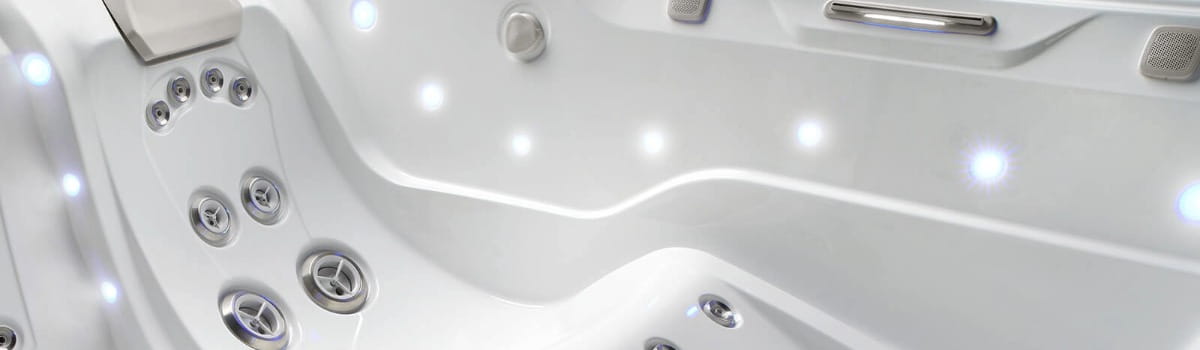 Descubre de qué están hechas las mejores tinas de hidromasaje. Conoce las ventajas del acrílico antibacterial de 6mm y la ingeniería B2B de Todo Para Tu Baño.