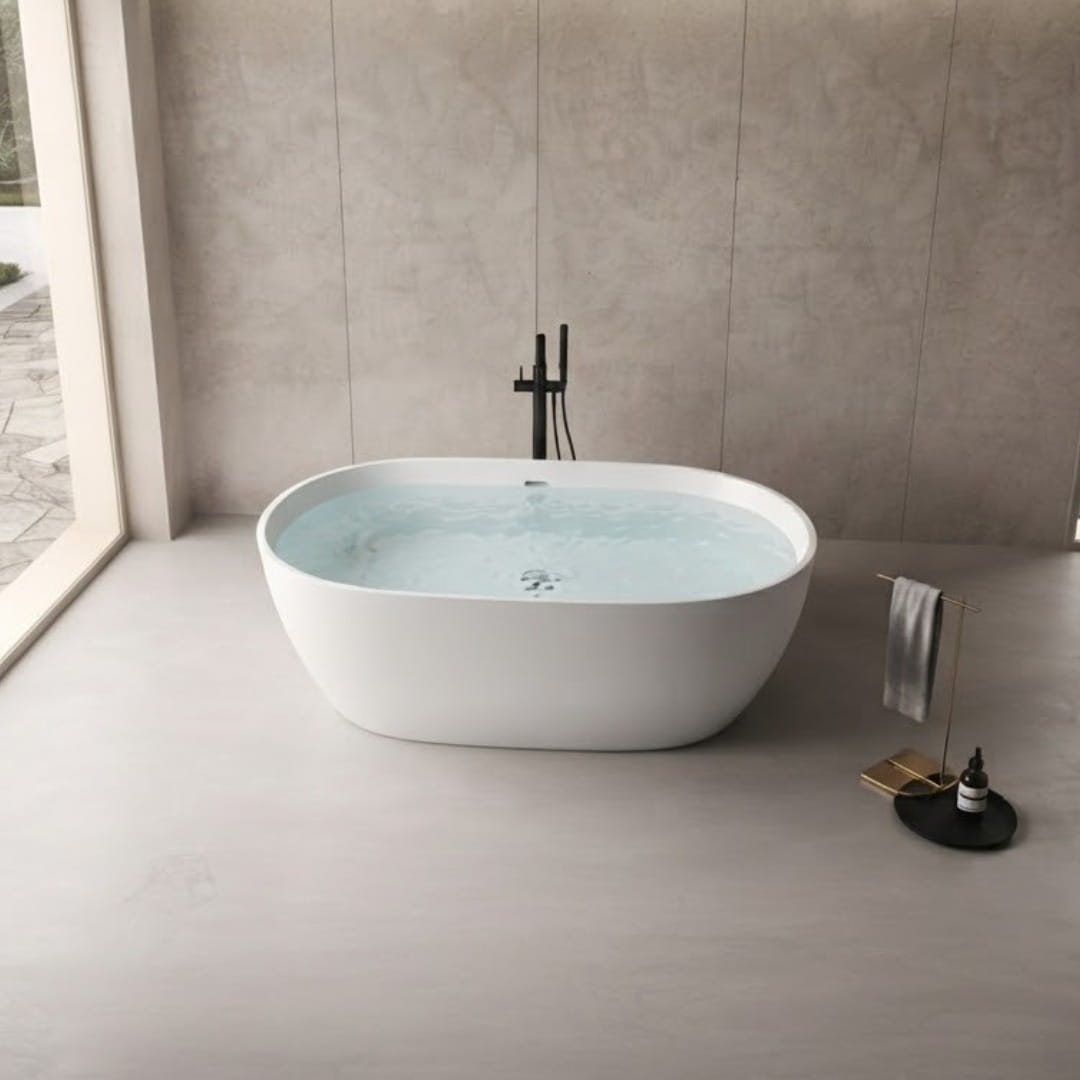 Tina freestanding Maui instalada en baño moderno, con sistema de hidromasaje, cromoterapia LED perimetral y diseño premium para proyectos residenciales de alto nivel.