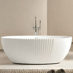 Bañera freestanding Madeira como pieza central de baño moderno en acrílico blanco groove fluted