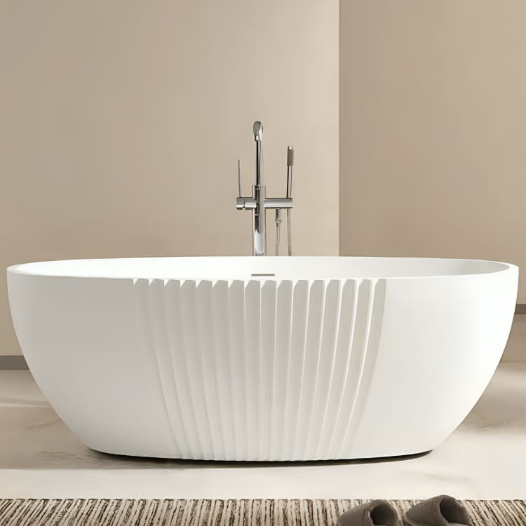 Bañera freestanding Madeira como pieza central de baño moderno en acrílico blanco groove fluted