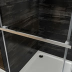 Puerta de ducha Praga sin marco, con vidrio templado de 8 mm y riel guía de aluminio. Sistema de puertas corredizas dobles, poleas silenciosas y nanovidrio anti-manchas.

SKU: BP42P2