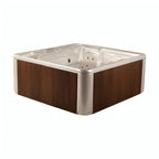 Spa exterior para 4 personas con camastro, jets de hidromasaje, doble motor y diseño compacto. ¡Cómpralo con respaldo en Todo Para tu Baño!