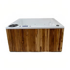 Spa de exterior Fiji compacto con hidromasaje, cromoterapia, calefacción y gabinete de teca. Disponible en Todo Para tu Baño. Solicita instalación.