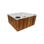 Spa de exterior cuadrado Fiji, para dos personas, compacto con hidromasaje, cromoterapia, calefacción y gabinete de teca. Disponible en Todo Para tu Baño.