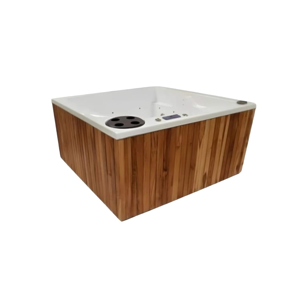 Spa de exterior cuadrado Fiji, para dos personas, compacto con hidromasaje, cromoterapia, calefacción y gabinete de teca. Disponible en Todo Para tu Baño.