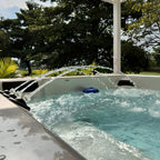 Spa Jumbo de gran formato con triple motor, 45 jets, fuentes, cromoterapia y sistema LED. Máximo lujo y confort. ¡Cómpralo en Todo Para tu Baño!