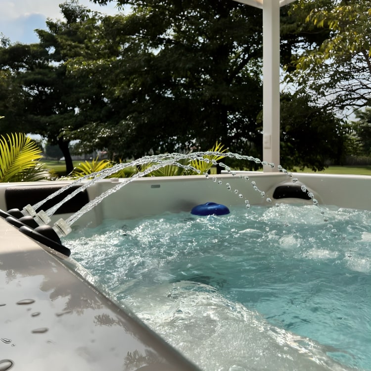 Spa Jumbo de gran formato con triple motor, 45 jets, fuentes, cromoterapia y sistema LED. Máximo lujo y confort. ¡Cómpralo en Todo Para tu Baño!