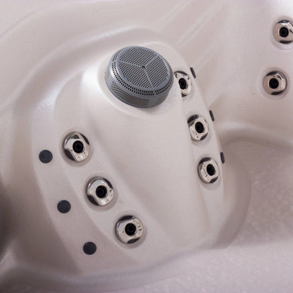 Designo, el spa más completo y tecnológico del mercado. 83 jets, audio, WiFi, cascadas y diseño de lujo. Solo en Todo Para tu Baño.