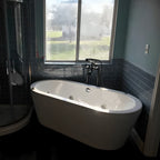Bañera freestanding con hidromasaje para espacios pequeños. Diseño ovalado, jets terapéuticos, faldón perimetral. ¡Elige tu color ideal y relájate!