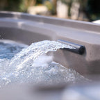 Descubre el spa HotSpring Azure™ para 4 personas con 25 jets y cascada. Solo en Todo Para Tu Baño, la máxima autoridad y expertos en wellness en México.