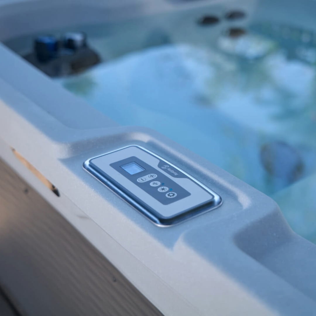 Descubre el spa de exterior HotSpring Mini™. Solución portátil de hidroterapia para 2 usuarios con tecnología Plug-N-Play. Todo Para Tu Baño, autoridad en wellness.