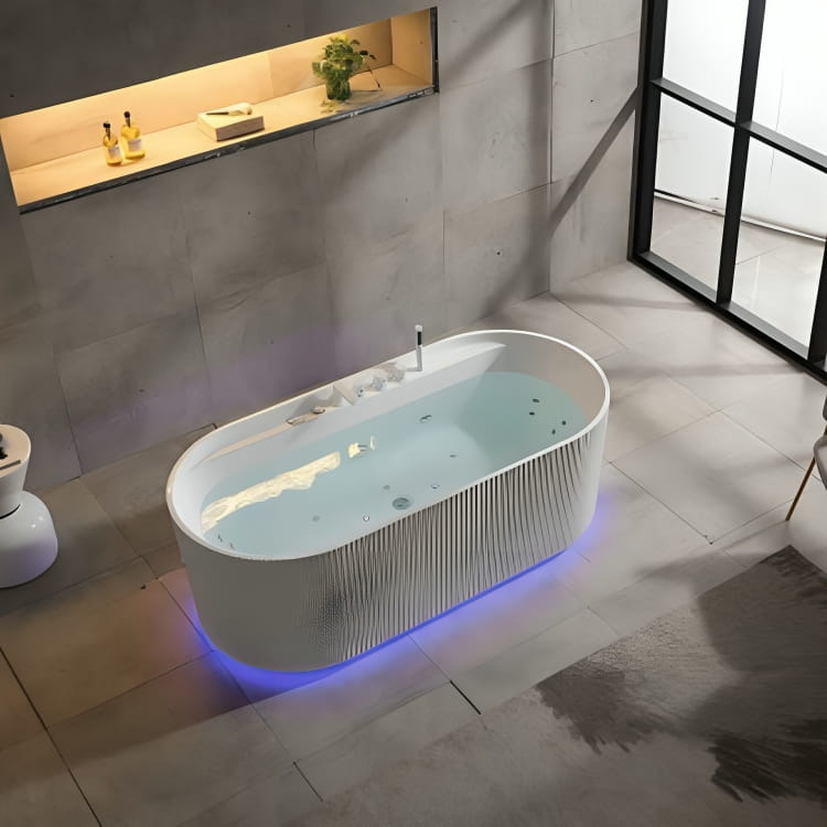 Tina freestanding Maui instalada en baño moderno, con sistema de hidromasaje, cromoterapia LED perimetral y diseño premium para proyectos residenciales de alto nivel.