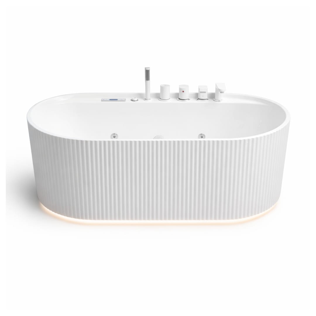 Tina freestanding Maui con hidromasaje, acrílico blanco brillante, faldón perimetral fluted y kit completo de llenado integrado con manerales, regadera de teléfono y llave de llenado.