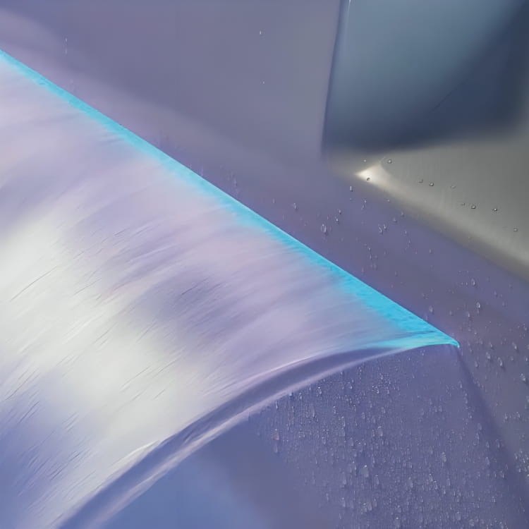 Detalle de la cascada de recirculación de 110 cm de la tina de hidromasaje Mikonos, diseñada para una experiencia de spa completa.